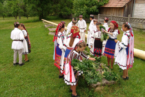 Ziua beţivilor şi ramuri verzi la poartă: tradiţii de 1 mai în Transilvania