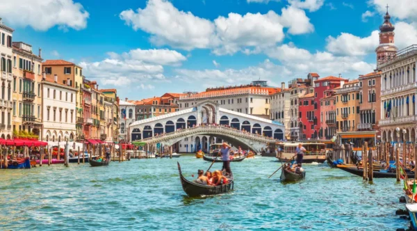 Veneția riscă să fie acoperită de mare din cauza turiștilor