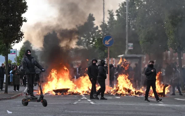 Noapte de violențe în Belfast după un atac cu cuțitul de către un azilant. Protestele anti-imigrație au degenerat. Lupte eroice pentru libertate