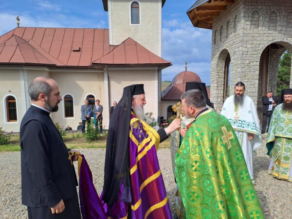 Hramul Mănăstirii „Sfânta Treime” din Soporu de Câmpie. Preasfințitul Părinte Samuel Bistrițeanul: ”Putem spune categoric că nimeni nu este creștin dacă nu crede în Sfânta Treime”