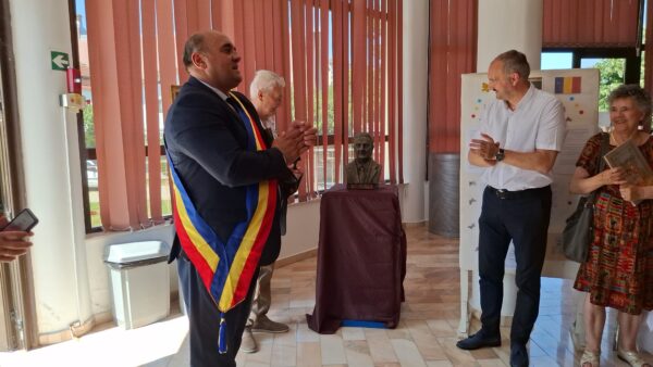La bustul Sriitorului și Jurnalistului AL.-FOLRIN ȚENE. Dezvelit la biblioteca din Drăgășani (Foto)
