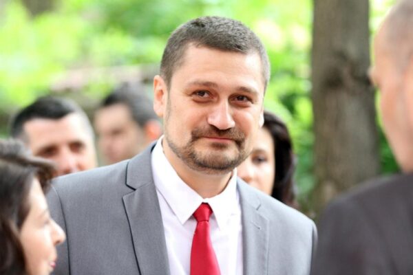 Celebrul avocat patriot Mihai Rapcea reținut de poliție pentru deținere de cărți și mesaje din opere de Eminescu, Goga și Sfinții Închisorilor.  Sistemul acuzat de poliție politică
