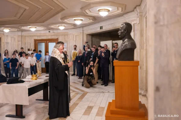 Susținător al Unirii și al construirii Catedralei Naționale, Vasile Stroescu a fost omagiat la Parlamentul României. Mulțumim FCRCHM