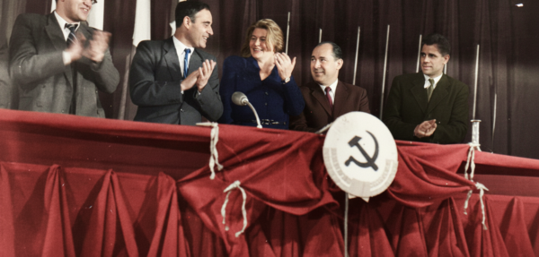 Trăim în plin an 1950. România a redevenit Republica Populară Română. Rușine!