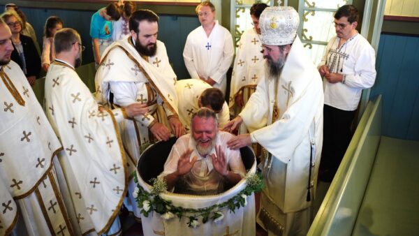 FOTO/ O familie anglo-norvegiană și doi adulți norvegieni, botezați de episcopul Macarie al Europei de Nord