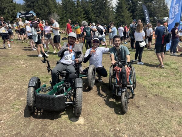 NO LIMITS, prima probă de trail dedicată persoanelor cu dizabilități, la .msg Maraton Apuseni. 4 echipe mixte (un sportiv cu dizabilități pe bicicletă adaptată + 2 alergători) intră în proba de 10 km