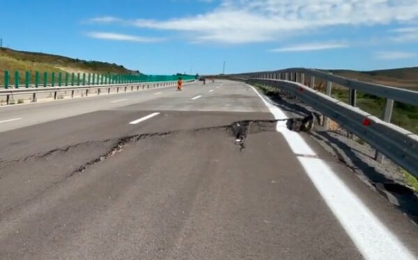 Problemele continuă pe Autostrada A10 Sebeş-Turda. Carosabilul s-a surpat din nou