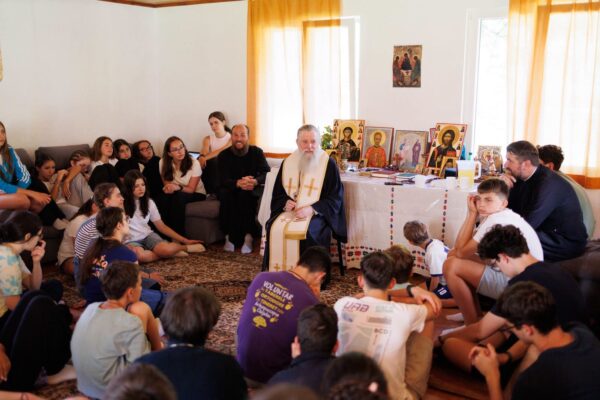 PS Părinte Samuel Bistrițeanul alături de tinerii ortodocși din Tabăra de vară de la Mărișel, județul Cluj