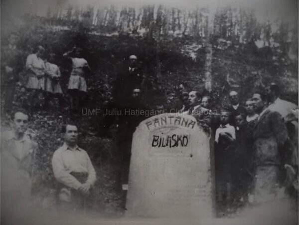 Fotografie din anul 1934 –  cu prilejul comemorării profesorului Gheorghe Bilașcu la Fântâna Bilașcu din Pădurea Făget