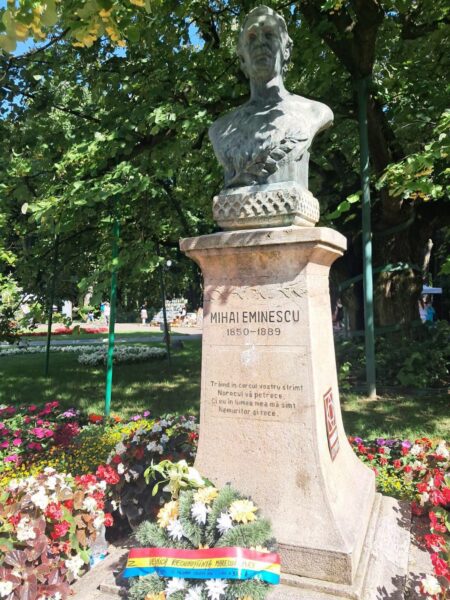 ACT Iași: Să fie oare consecințe ale Legii Vexler? Mozaicul din fața bustului lui Eminescu din Copou vandalizat?