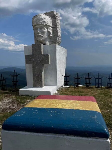 Poemul Zilei: Liniștea de pe Munte… Muntele Găina