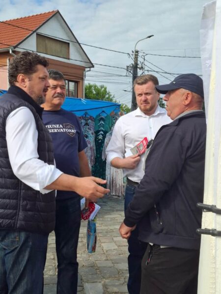 Europarlamentarul Claudiu Târziu și deputatul Robert Alecu, liderii ACT, în mijlocul poporului la Aiud: continuă campania pentru abrogarea Legii Vexler
