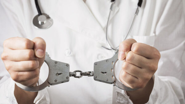 Medic  chirurg arestat la Cluj-Napoca. Au luat mită 500 lei. Sistemul e nervos pe greva medicilor?