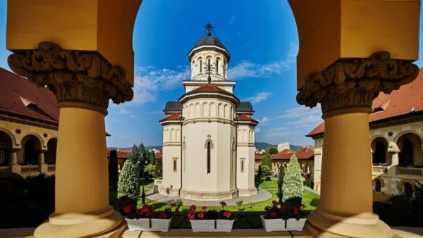 Arhiepiscopia Alba Iuliei condamnă vandalizarea Sinagogii Mareh Yezekiel: O gravă abatere de la valorile morale