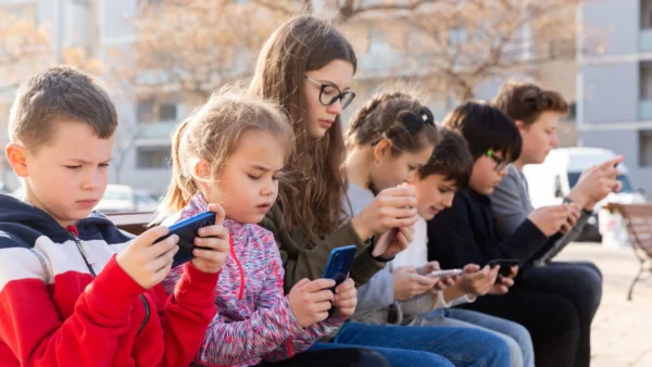 Franţa va interzice reţelele de socializare pentru minorii sub 15 ani. Este o premieră în Europa