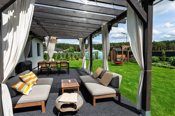 Mobilier de exterior pentru vară: ce piese sunt indispensabile