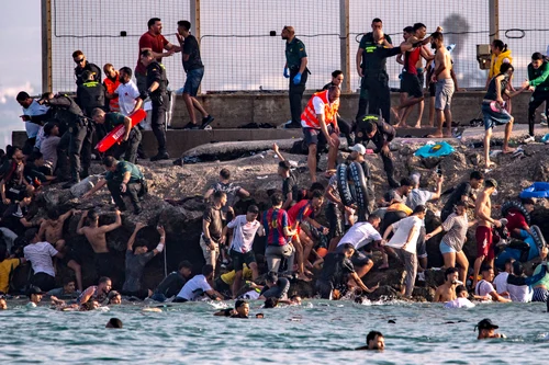 Spania vorbește de 50.000 de oameni intrați ilegal: „Este haos!”. Criza migranților capătă proporții uriașe! Invazie