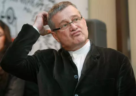 Poezia „O beție cu Marx” de Mircea Dinescu – o satiră lirică care reabilitează filosoful ce a fundamentat comunismul criminal