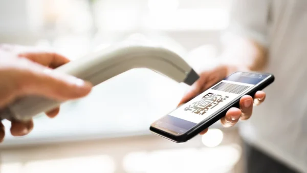 Actele românilor trec pe telefon până la sfârșitul anului. Guvernul renunță la propriul model de portofel digital și importă din Germania