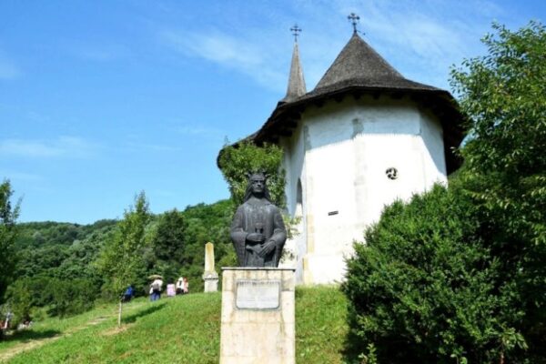 Hramul Mănăstirii Vad: sărbătoarea Adormirii Maicii Domnului, la vechea ctitorie ștefaniană. Moldova din Ardeal