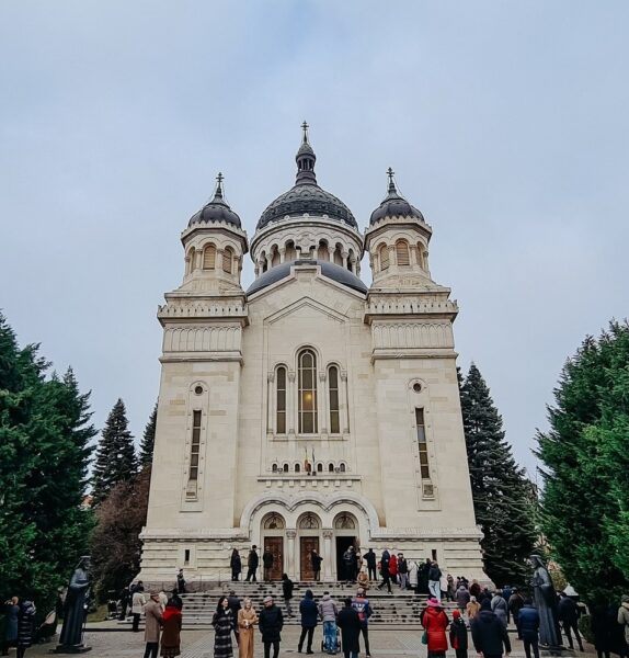  Lucrări de reabilitare și amenajare peisagistică la Catedrala Mitropolitană din Cluj-Napoca. Se îndepărtează mai mulți arbori