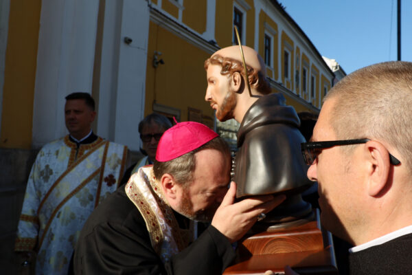 Preafericirea Sa Claudiu a primit relicvele Sfântului Francisc de Assisi la Catedrala „Schimbarea la Față” din Cluj