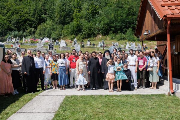Preasfințitul Părinte Samuel Bistrițeanul în mijlocul participanților la Tabăra studențească de vară organizată de ASCOR Cluj-Napoca