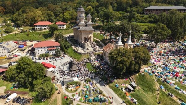 Nicula: Au început zilele de rugăciune și pelerinaj dedicate hramului de Adormirea Maicii Domnului. Ortodoxia lucrătoare