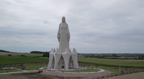 Este cea mai înaltă statuie a Fecioarei Maria din Europa