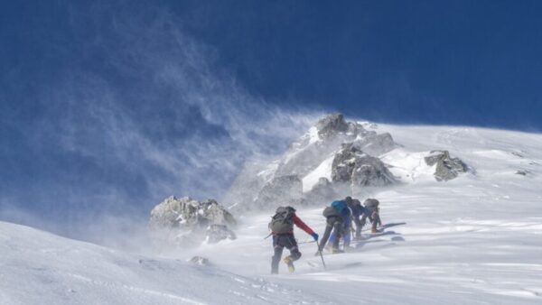  Echipă internaţională de zece alpinişti a fost dată dispărută!