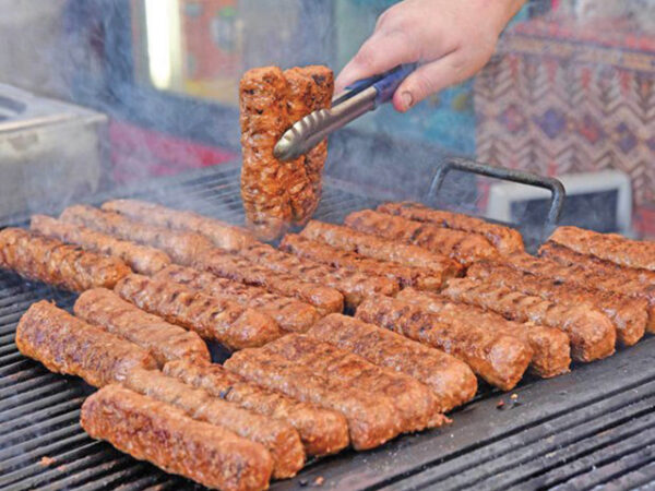 Creatorul celebrilor mici mari de Dedulești a murit. Consumatorii de mici români, în doliu
