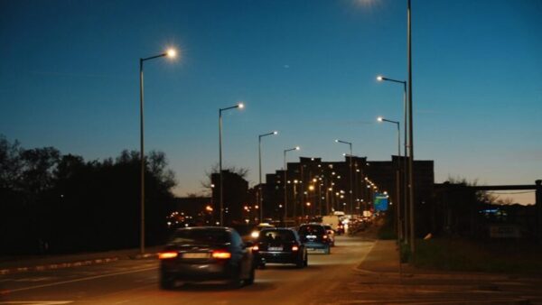 Sibiul face economie la iluminatul public. La Cluj avem Lumină de la Untold