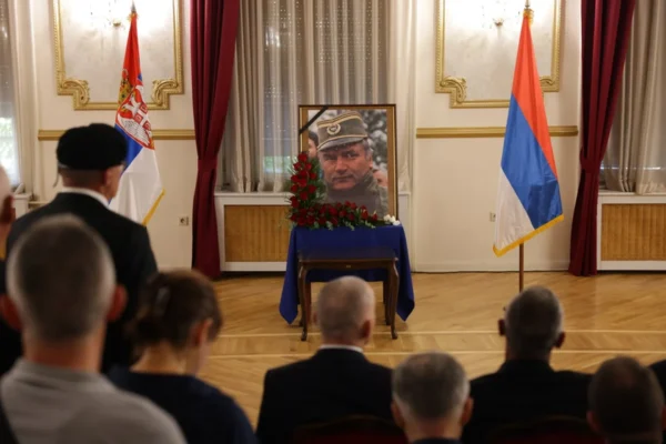Funeralii fastuoase la Belgrad pentru generalul de război Ratko Mladić. Mii de oameni pe străzi îl glorifică pe cel numit „Măcelarul din Balcani”