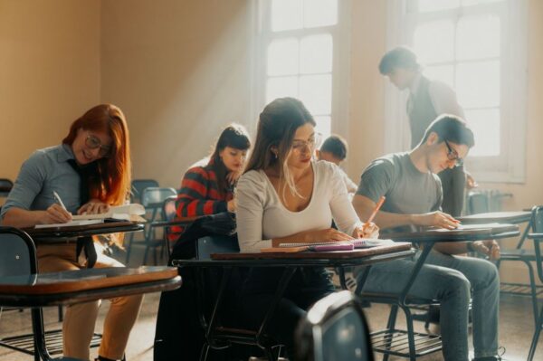 Școlile din Cluj găsesc tot mai greu profesori de matematică, fizică și informatică