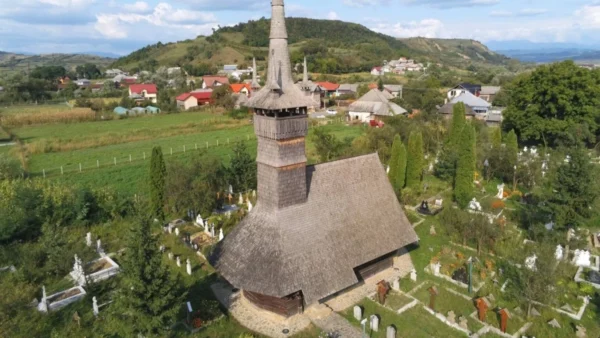 Vechile bisericuțe din lemn, printre cele mai vizitate obiective turistice din Maramureș pe durata verii