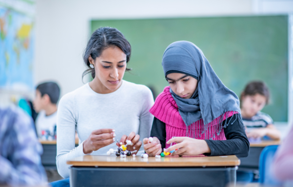 Emigranții caută soluții la noile reguli din școli. Cum se va purta vălul islamic