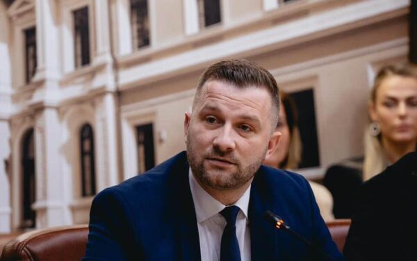 Bogdan Pivariu a cerut ADI Zona Metropolitană Cluj lista apartamentelor din Florești în care au fost relocate persoane din Pata Rât, precum și procedurile folosite pentru integrarea acestora
