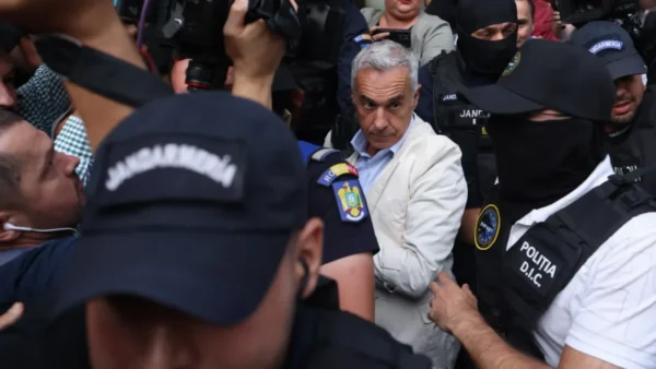 Călin Georgescu, scos în cătușe din casă: Escortat de polițiști la Arestul Central; CAB a decis arestarea preventivă în dosarul de 1,1 milioane de euro