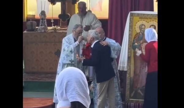 Mitropolitul Ardealului i-a binecuvântat și împărtășit pe Călin Georgescu și soția sa, ca pe foștii domnitori români