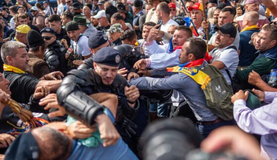 Protest în Piaţa Victoriei. Bilanțul violențelor: 47 de manifestanţi duşi la secţii, un bărbat reținut. Doi jurnalişti au fost agresaţi de protestatari