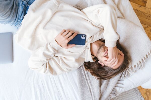 Oboseala digitală este afecțiunea omului modern. Semnele care trebuie să te facă să îți lași telefonul din mână