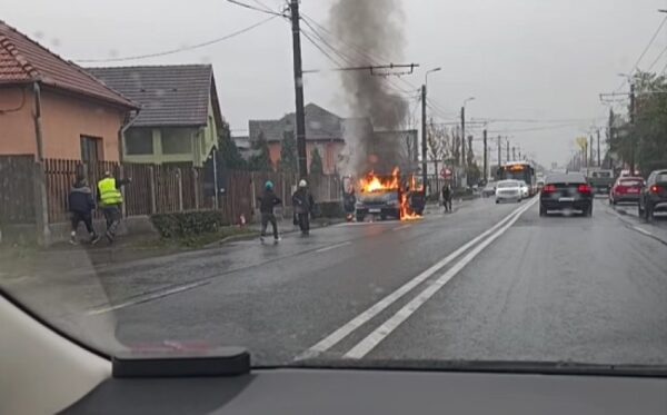 Pe strada Traian Vuia din Cluj-Napoca. O autoutilitară a luat foc în apropierea unei benzinării