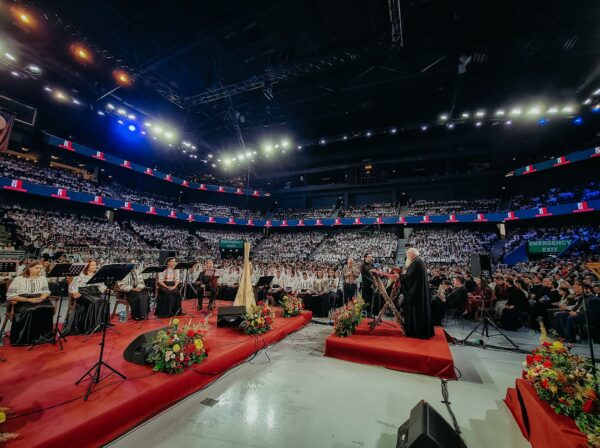 Peste 7.000 de copii și tineri au participat la „Cântările Cerului”, ediția a IV-a. Printre spectatori a fost prezent și liderul AUR