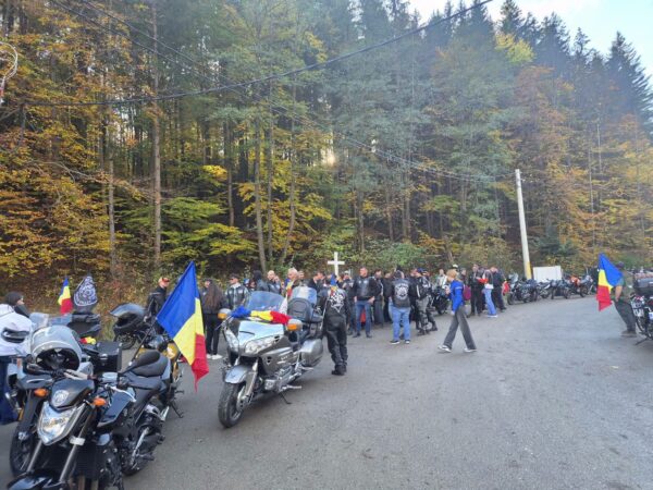 Motoarele identității turate la maximum: respect Resurrectio și Bear Riders, tuturor cluburilor moto din ,,Tricolor pe Valea Uzului”!