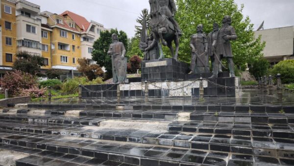 O victorie a comunității românești: Au început lucrările de reabilitare a Grupului Statuar „Mihai Viteazul” din Sfântu Gheorghe