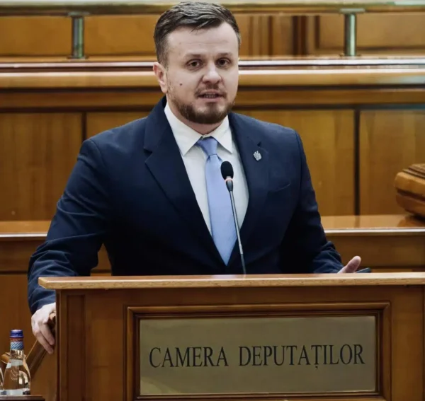 Deputat Robert Alecu (ACT): Demnitatea dascălului. Un profesor nu ar trebui să fie pus în situația de a-și plăti singur cărțile
