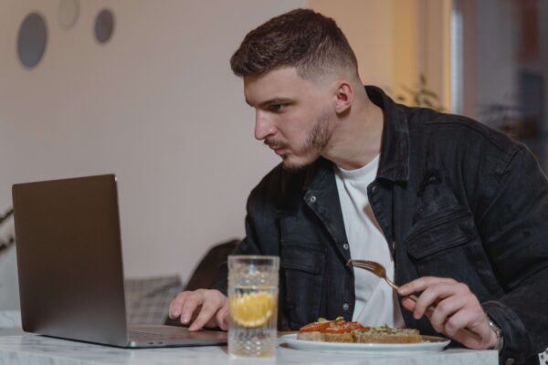 Stresul urban și alimentația pe fugă: Cum să-ți protejezi sănătatea inimii înainte să apară primele semnale de alarmă