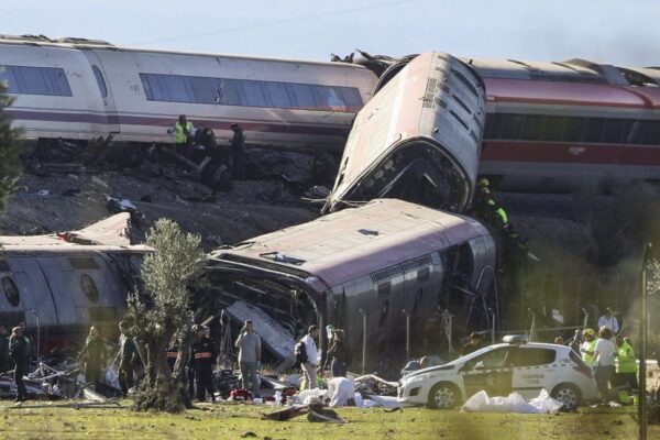 Un român a ajuns printre primii la accidentul de tren din Spania și a sunat la 112: A fost o explozie ca o bombă