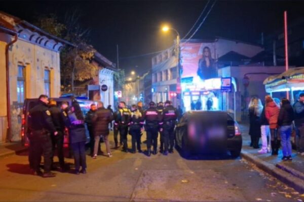 Trei tineri, cu vârste între 21 și 25 de ani, au fost reținuți pentru 24 de ore, după ce ar fi agresat un tânăr de 19 ani pe Piezișă