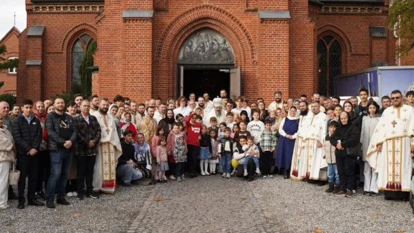 Pictura din altarul bisericii românești din Borås, Suedia, au avansat în ultima perioadă. Doi suedezi s-au convertit la Ortodoxie